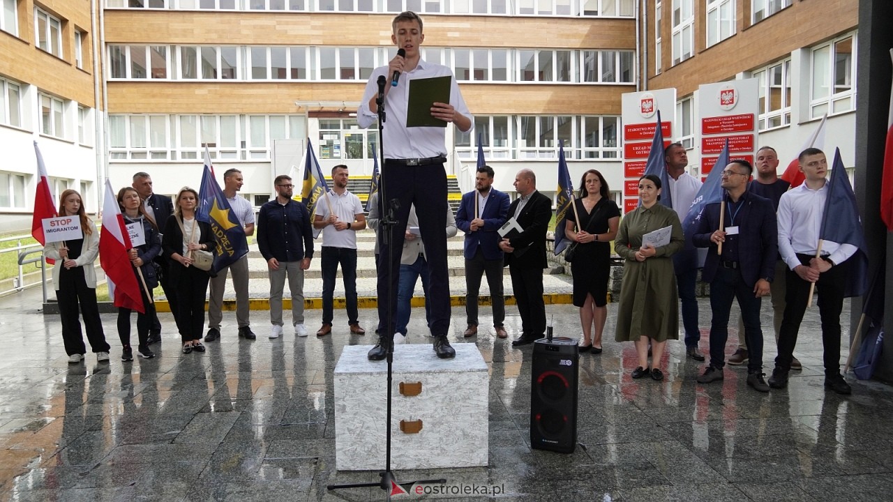 Stop imigacji - protest w Ostrołęce [19.07.2025] - zdjęcie #67 - eOstroleka.pl