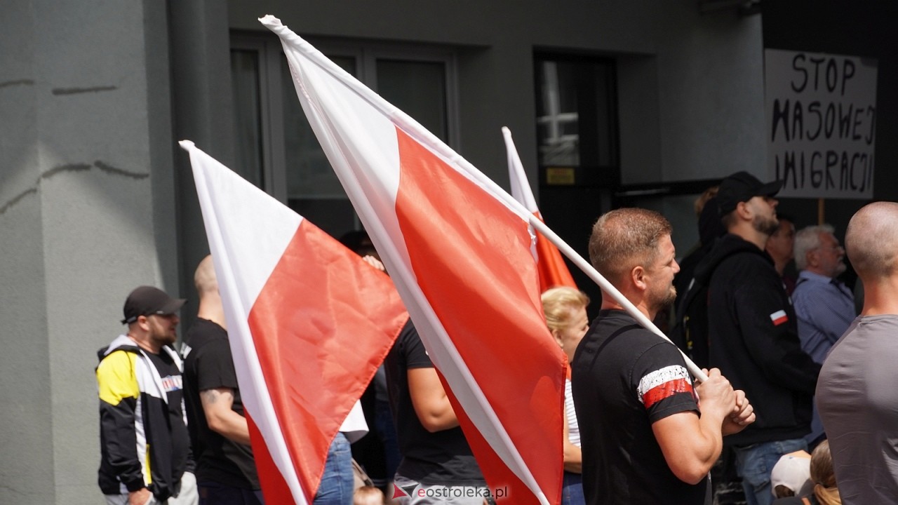 Stop imigacji - protest w Ostrołęce [19.07.2025] - zdjęcie #55 - eOstroleka.pl