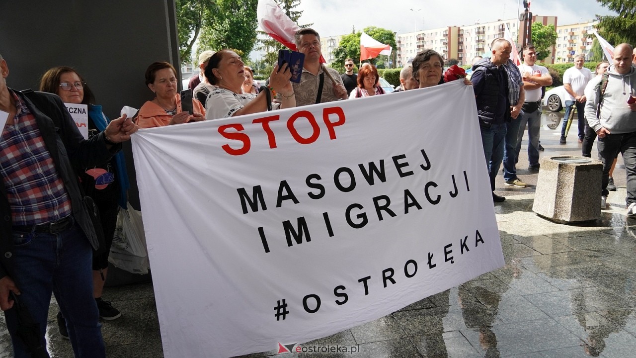 Stop imigacji - protest w Ostrołęce [19.07.2025] - zdjęcie #50 - eOstroleka.pl