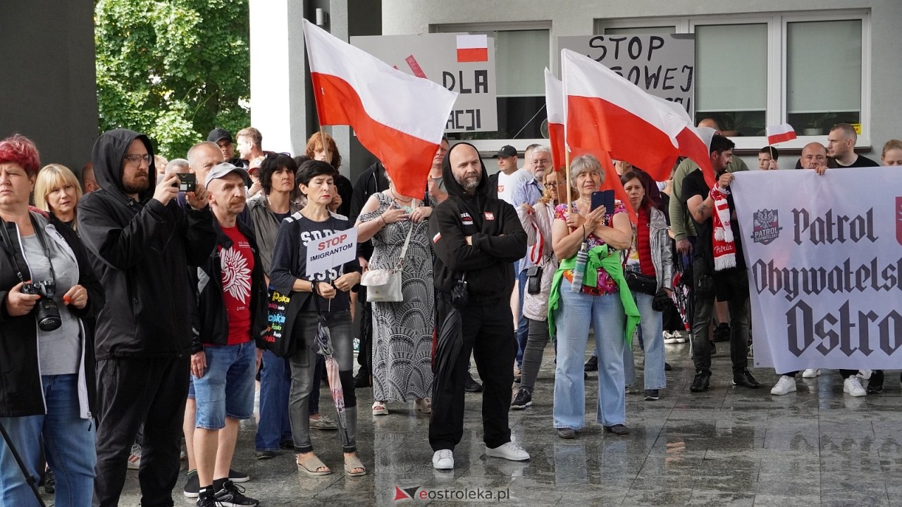 Stop imigacji - protest w Ostrołęce [19.07.2025] - zdjęcie #49 - eOstroleka.pl