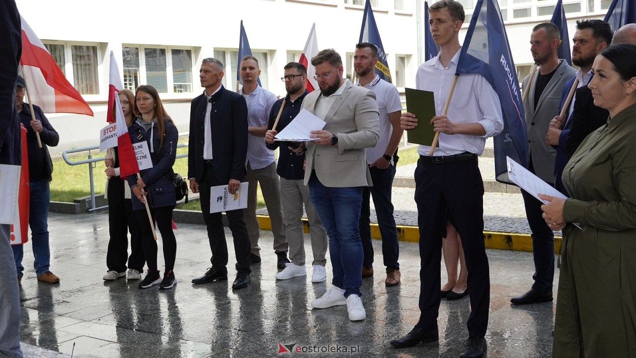 Stop imigacji - protest w Ostrołęce [19.07.2025] - zdjęcie #46 - eOstroleka.pl