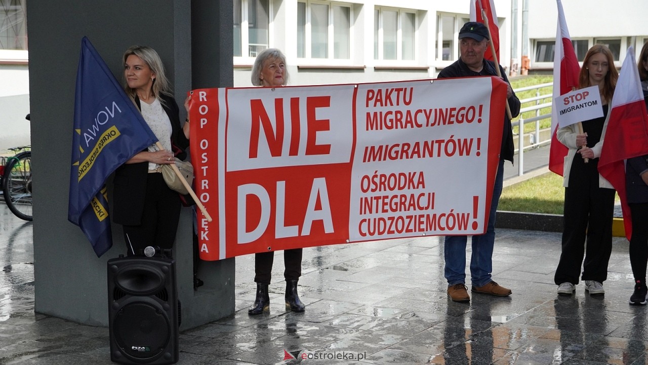Stop imigacji - protest w Ostrołęce [19.07.2025] - zdjęcie #44 - eOstroleka.pl