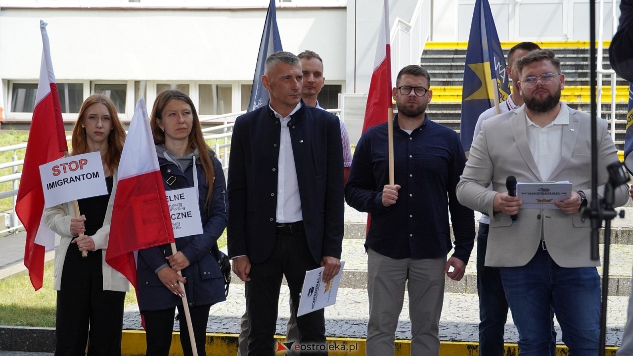 Stop imigacji - protest w Ostrołęce [19.07.2025] - zdjęcie #43 - eOstroleka.pl