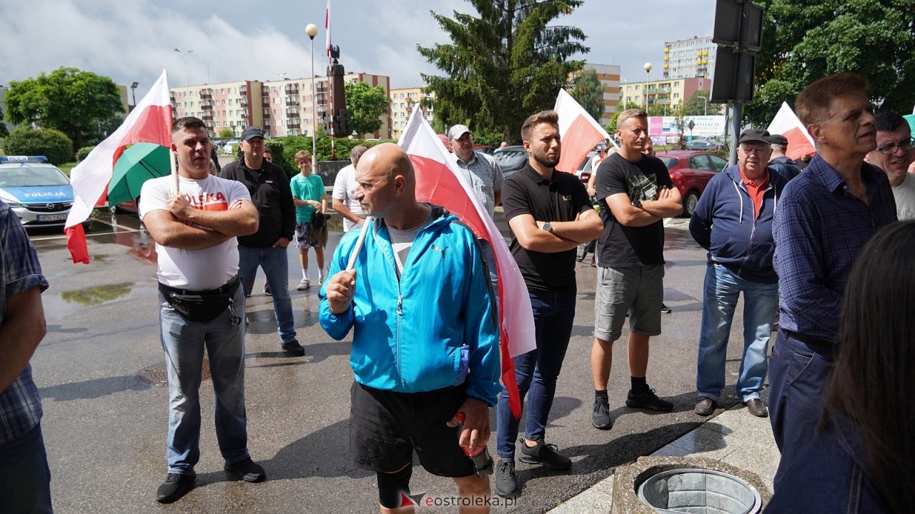 Stop imigacji - protest w Ostrołęce [19.07.2025] - zdjęcie #38 - eOstroleka.pl