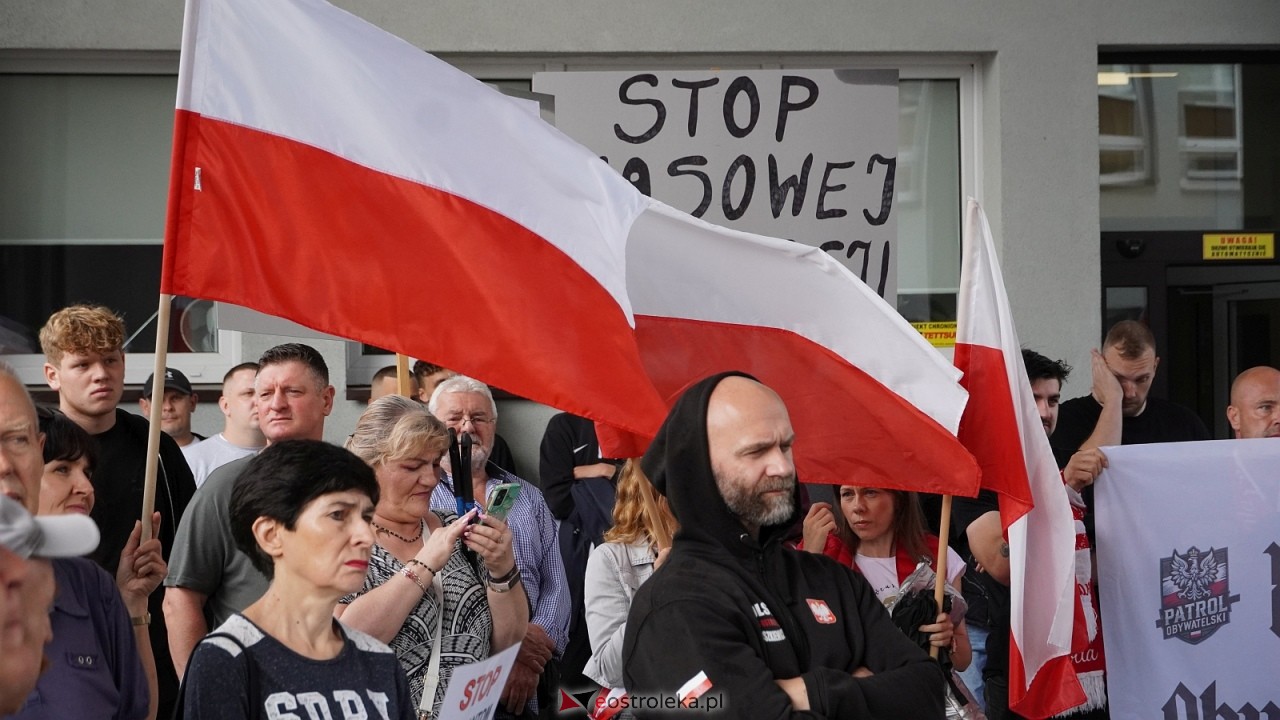Stop imigacji - protest w Ostrołęce [19.07.2025] - zdjęcie #37 - eOstroleka.pl