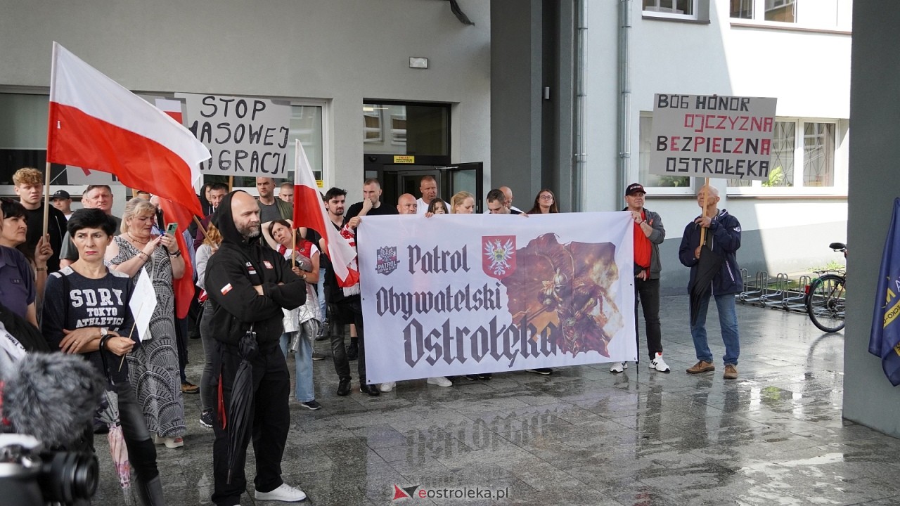 Stop imigacji - protest w Ostrołęce [19.07.2025] - zdjęcie #36 - eOstroleka.pl