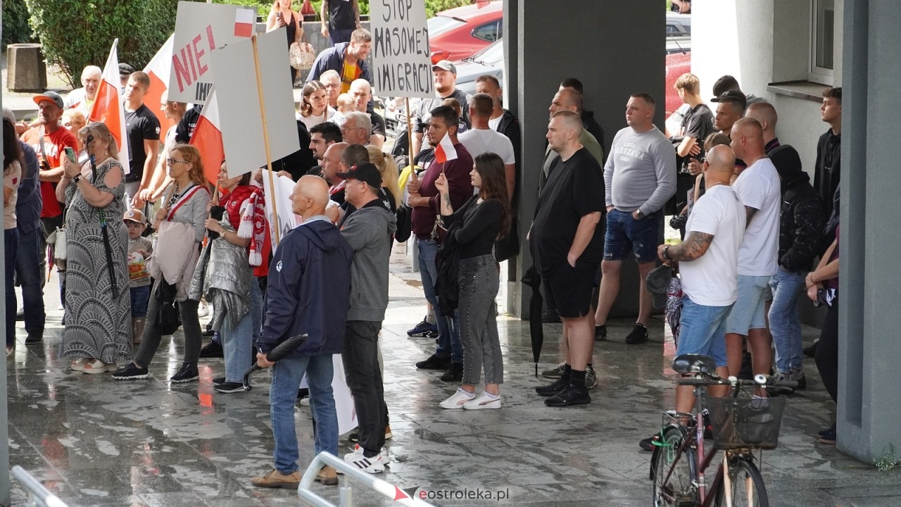 Stop imigacji - protest w Ostrołęce [19.07.2025] - zdjęcie #33 - eOstroleka.pl