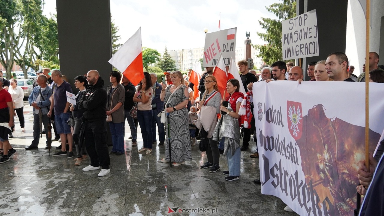 Stop imigacji - protest w Ostrołęce [19.07.2025] - zdjęcie #30 - eOstroleka.pl