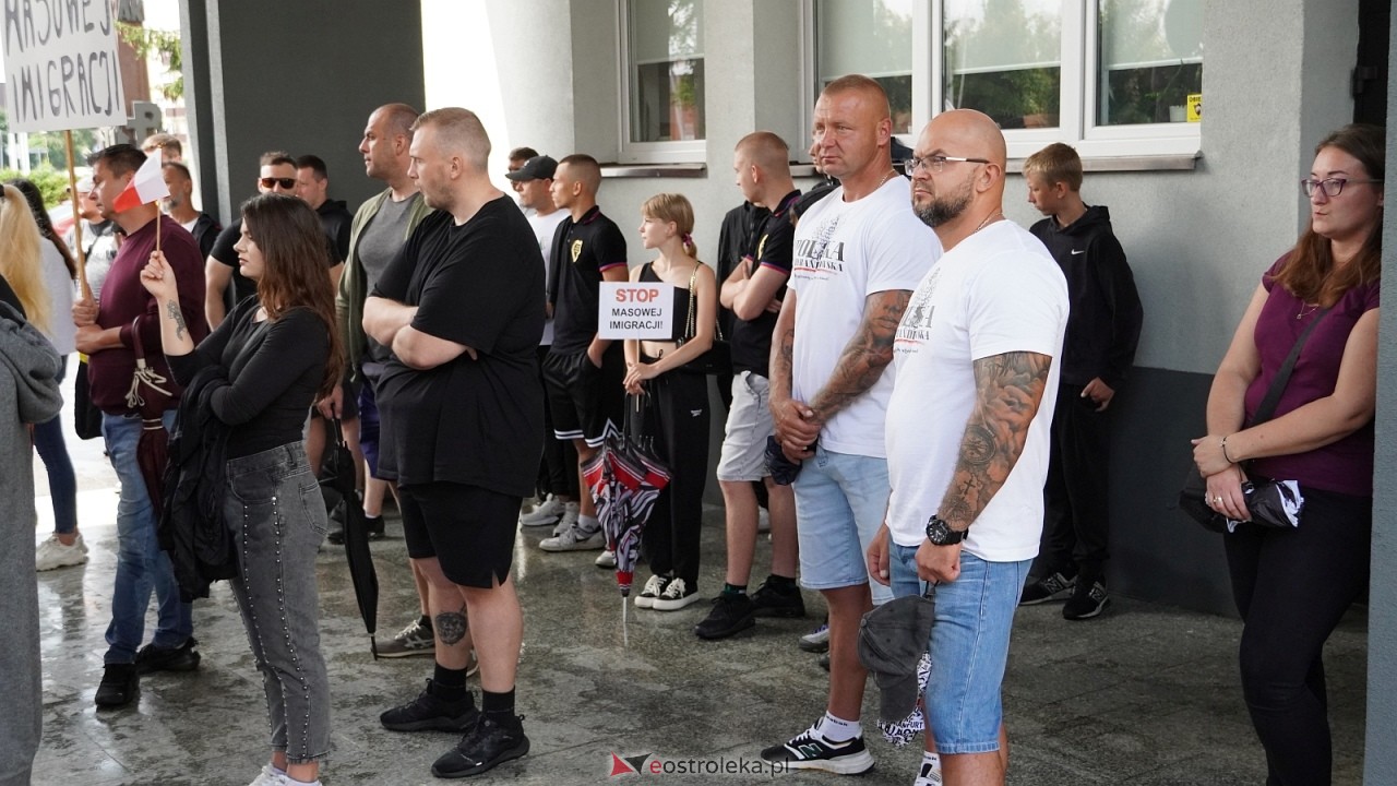 Stop imigacji - protest w Ostrołęce [19.07.2025] - zdjęcie #28 - eOstroleka.pl