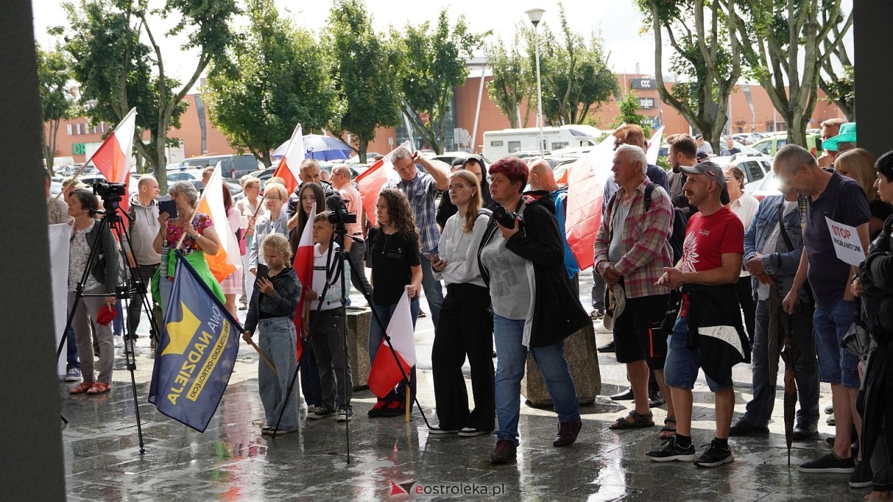 Stop imigacji - protest w Ostrołęce [19.07.2025] - zdjęcie #27 - eOstroleka.pl