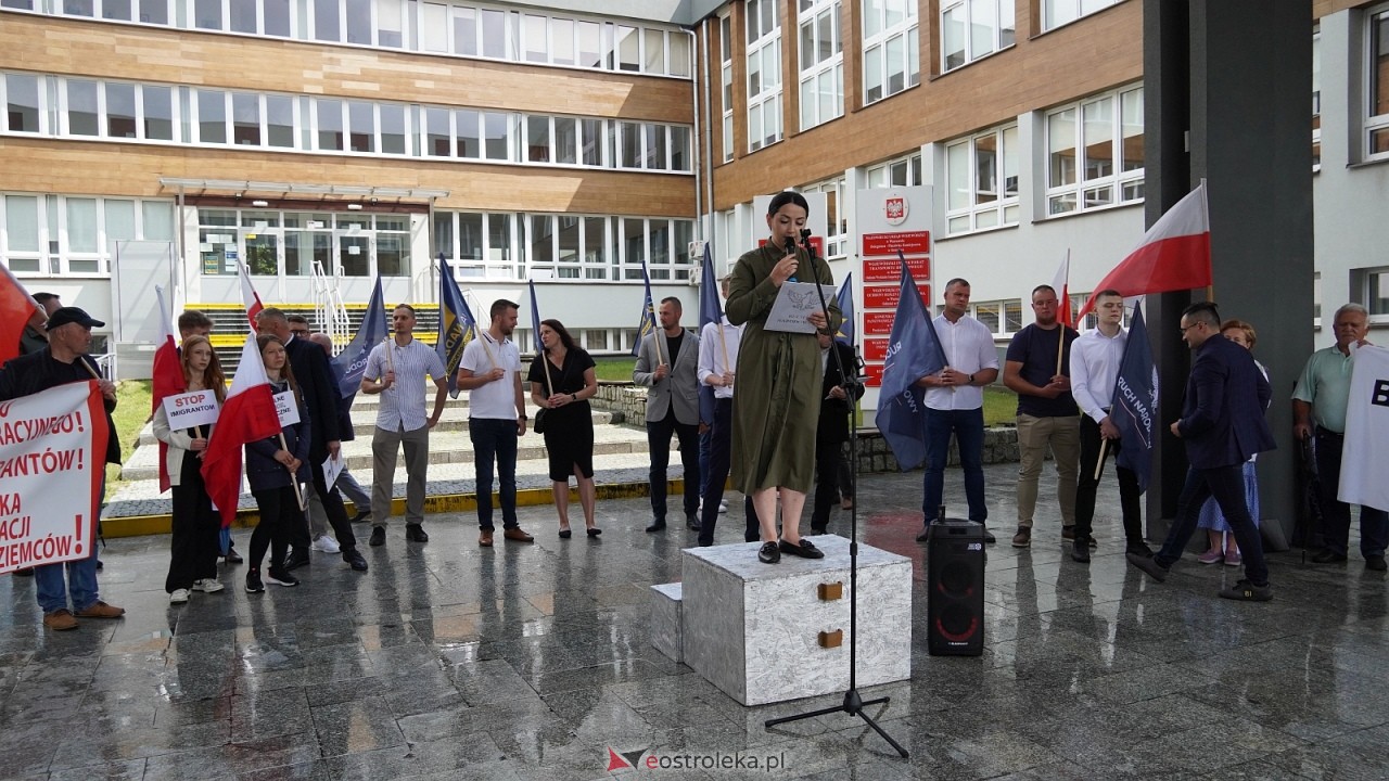 Stop imigacji - protest w Ostrołęce [19.07.2025] - zdjęcie #23 - eOstroleka.pl