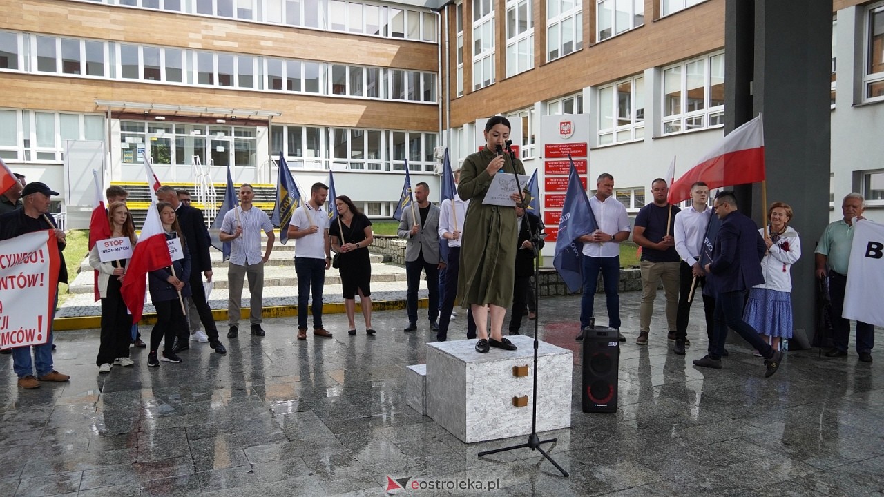 Stop imigacji - protest w Ostrołęce [19.07.2025] - zdjęcie #22 - eOstroleka.pl