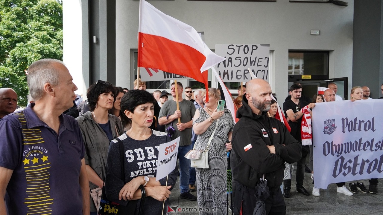 Stop imigacji - protest w Ostrołęce [19.07.2025] - zdjęcie #21 - eOstroleka.pl