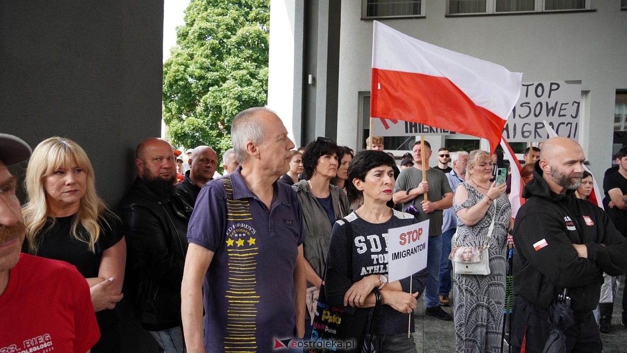 Stop imigacji - protest w Ostrołęce [19.07.2025] - zdjęcie #20 - eOstroleka.pl