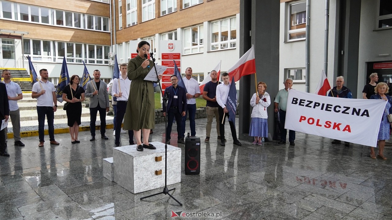 Stop imigacji - protest w Ostrołęce [19.07.2025] - zdjęcie #17 - eOstroleka.pl