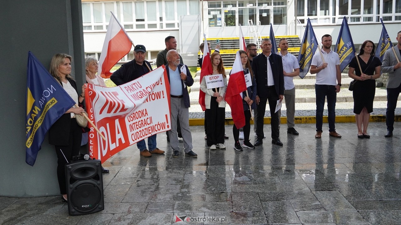 Stop imigacji - protest w Ostrołęce [19.07.2025] - zdjęcie #16 - eOstroleka.pl