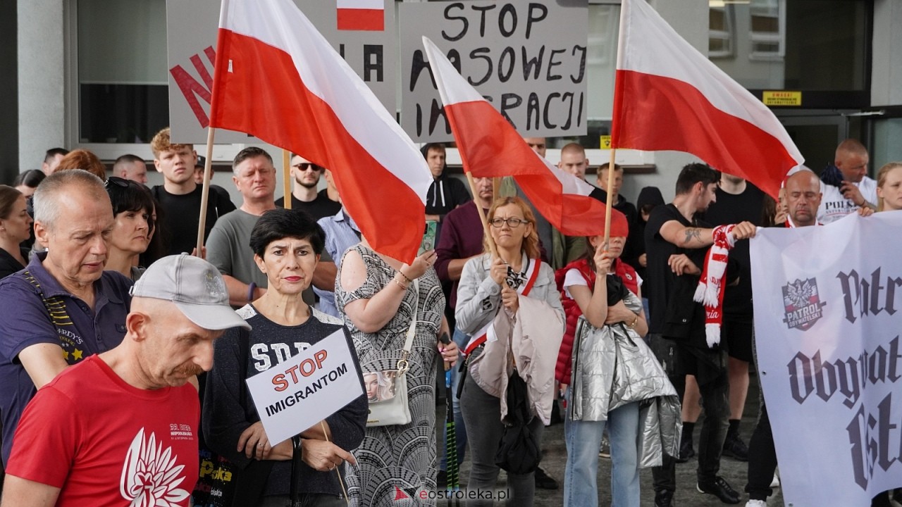 Stop imigacji - protest w Ostrołęce [19.07.2025] - zdjęcie #15 - eOstroleka.pl