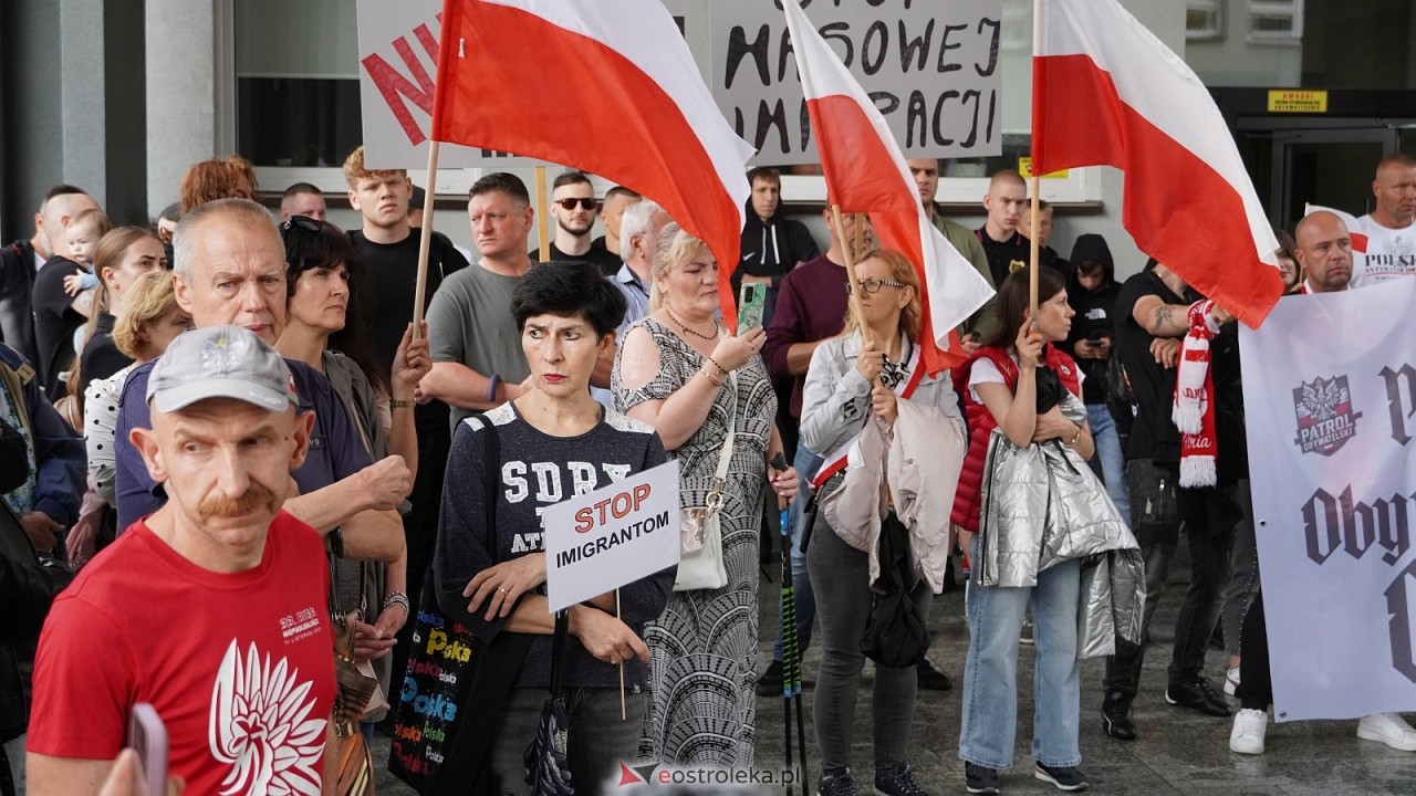 Stop imigacji - protest w Ostrołęce [19.07.2025] - zdjęcie #14 - eOstroleka.pl