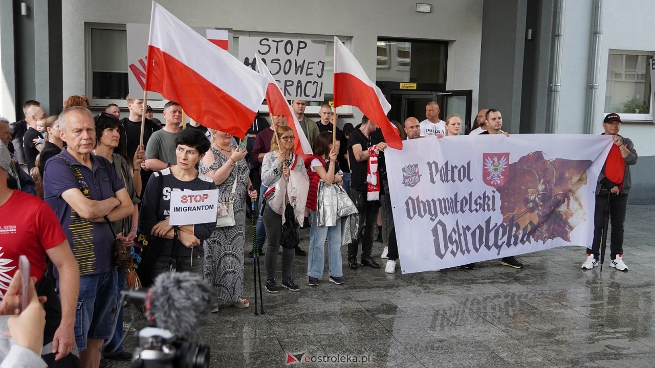Stop imigacji - protest w Ostrołęce [19.07.2025] - zdjęcie #13 - eOstroleka.pl