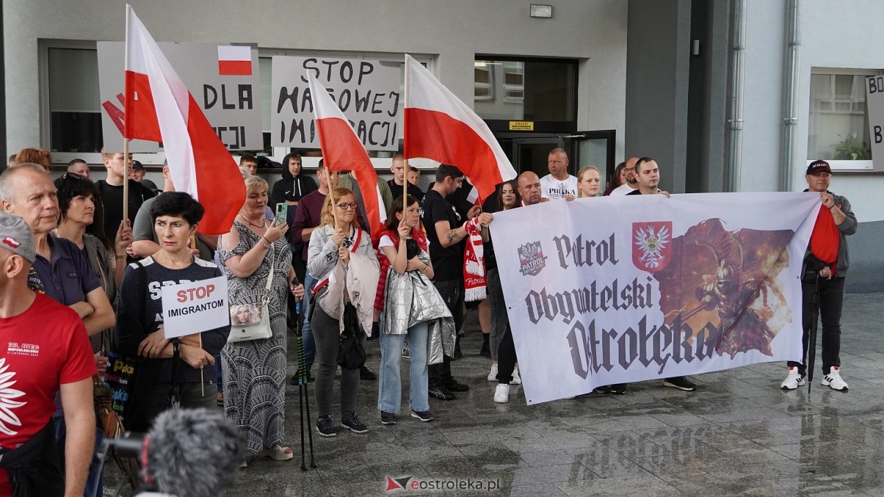 Stop imigacji - protest w Ostrołęce [19.07.2025] - zdjęcie #12 - eOstroleka.pl