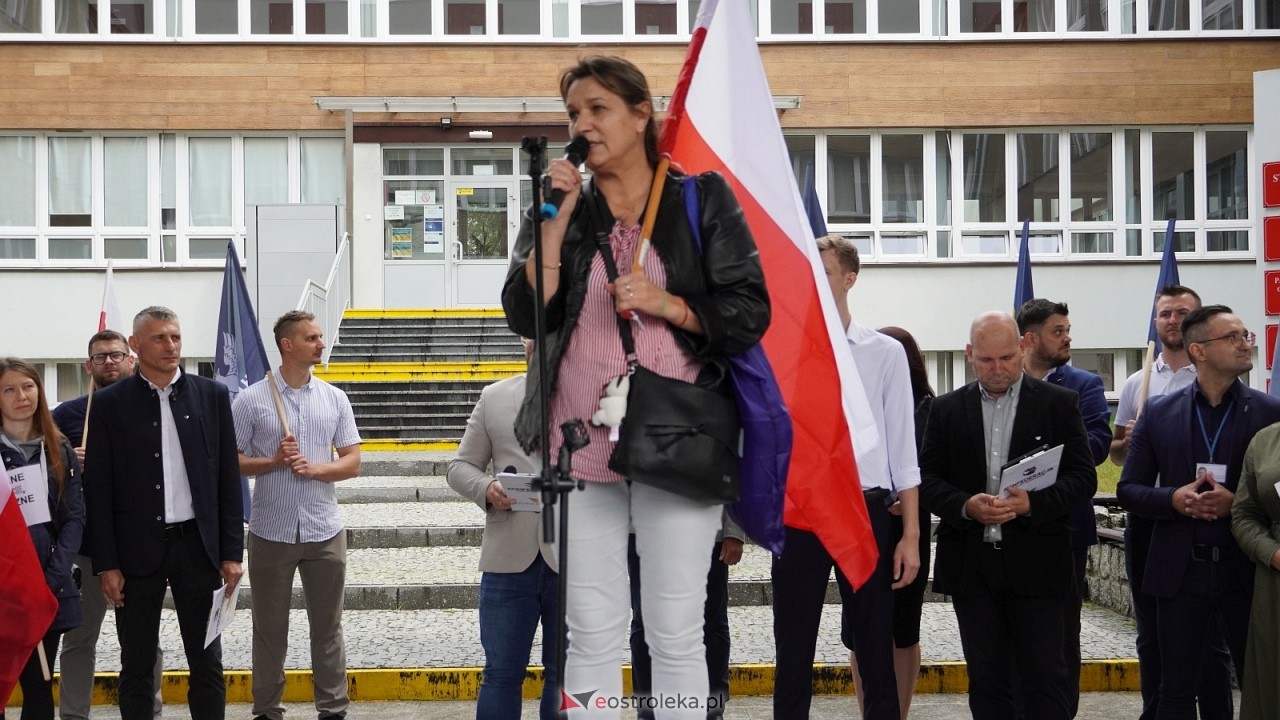 Stop imigacji - protest w Ostrołęce [19.07.2025] - zdjęcie #8 - eOstroleka.pl