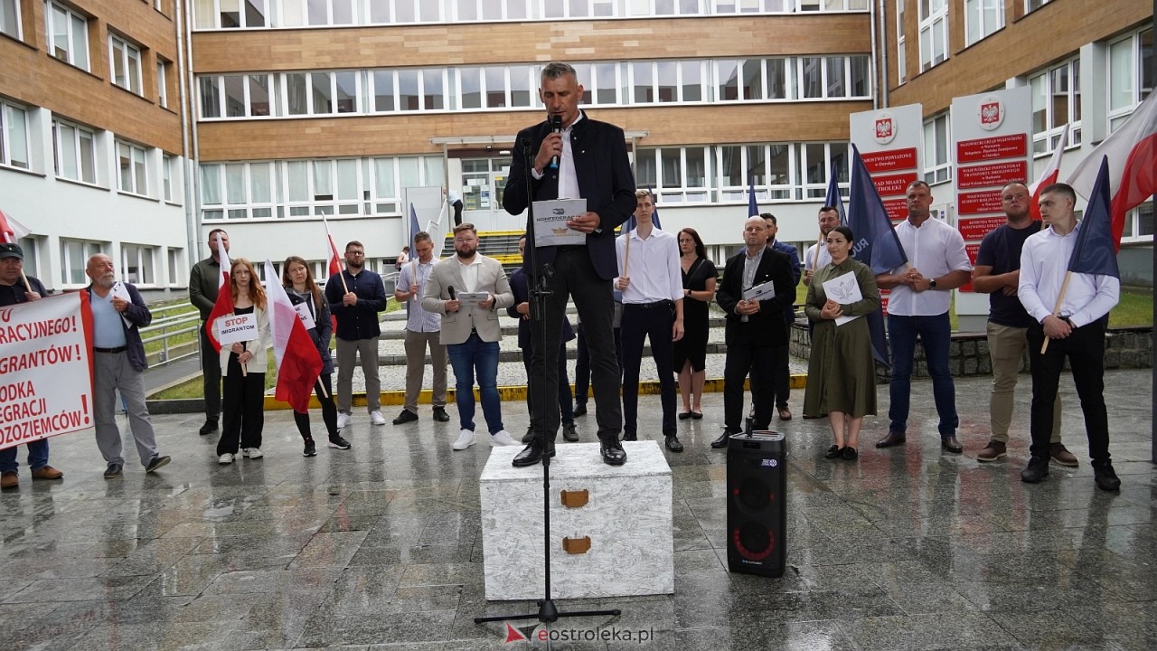 Stop imigacji - protest w Ostrołęce [19.07.2025] - zdjęcie #5 - eOstroleka.pl