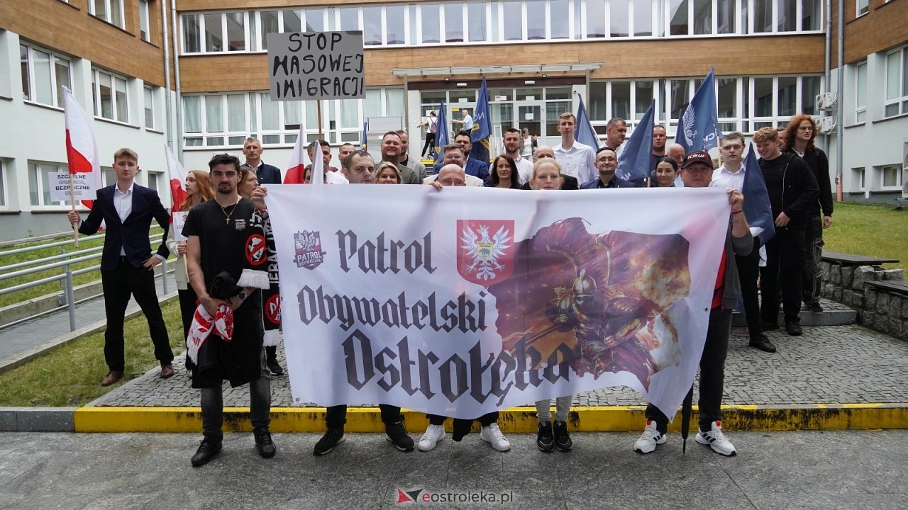 Stop imigacji - protest w Ostrołęce [19.07.2025] - zdjęcie #1 - eOstroleka.pl
