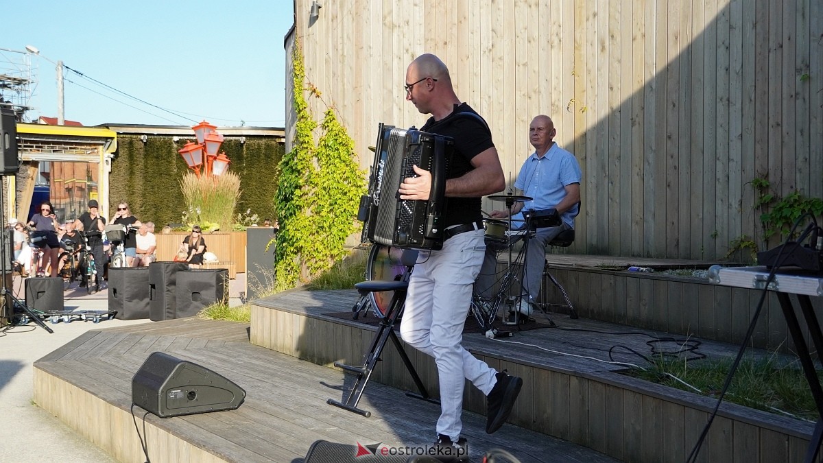 Koncert Roberta Prusińskiego w tężni w Rzekuniu [20.07.225] - zdjęcie #34 - eOstroleka.pl