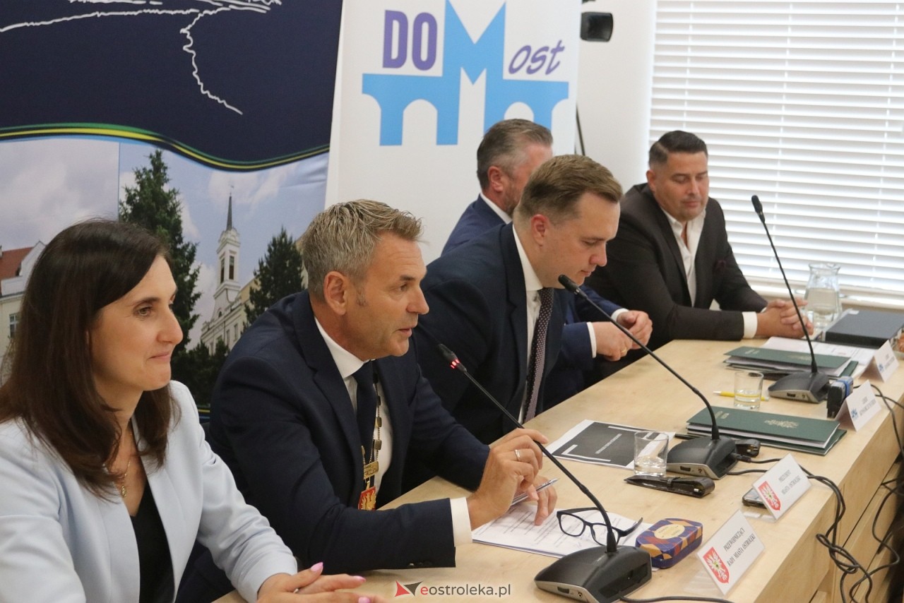 Podpisanie umowy na budowę obwodnicy Ostrołęki wraz z mostem [21.07.2025] - zdjęcie #10 - eOstroleka.pl