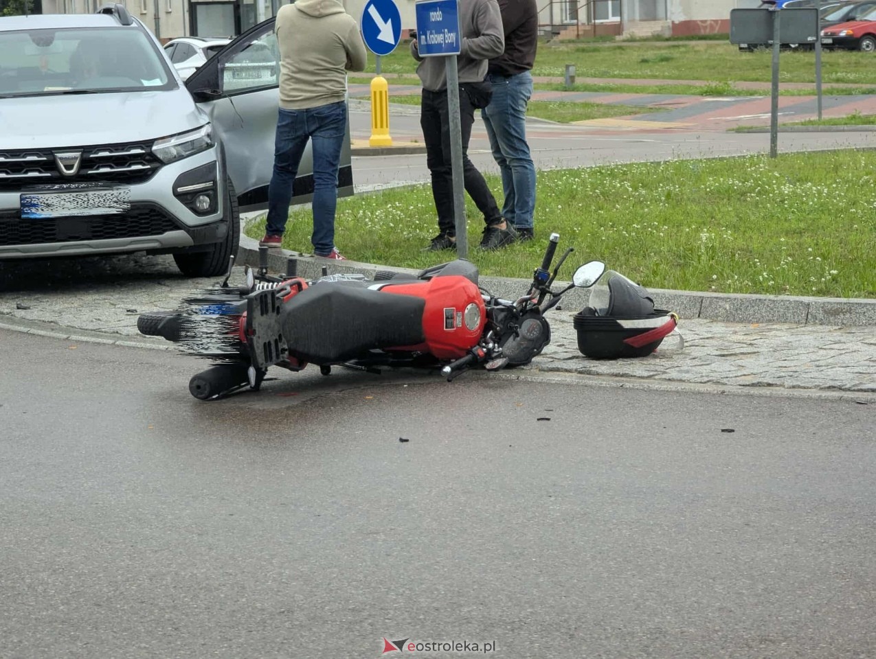 Wypadek na rondzie Królowej Bony w Ostrołęce [24.07.2025] - zdjęcie #10 - eOstroleka.pl