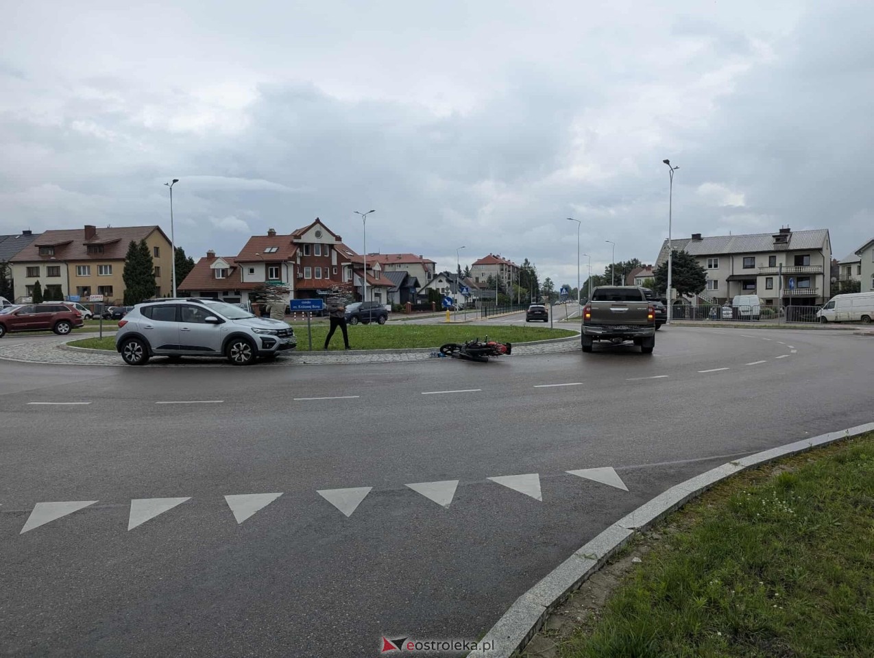 Wypadek na rondzie Królowej Bony w Ostrołęce [24.07.2025] - zdjęcie #8 - eOstroleka.pl
