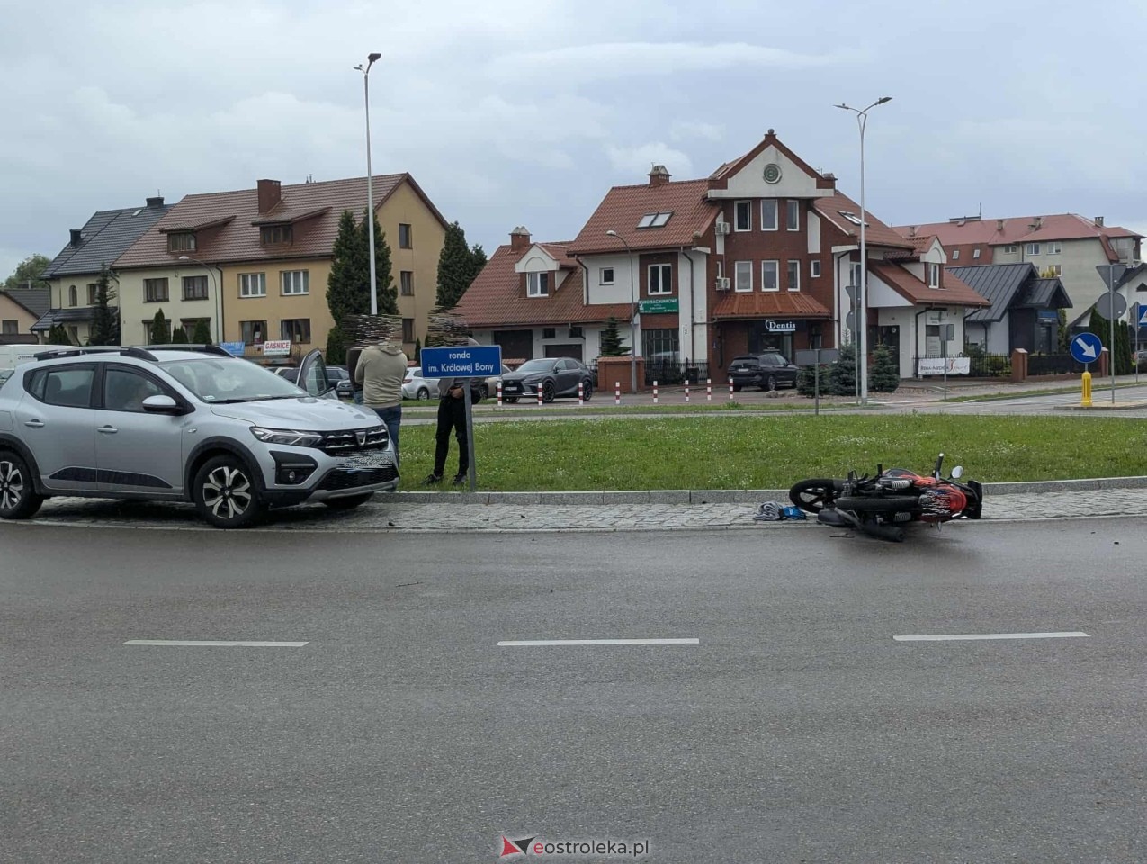 Wypadek na rondzie Królowej Bony w Ostrołęce [24.07.2025] - zdjęcie #7 - eOstroleka.pl