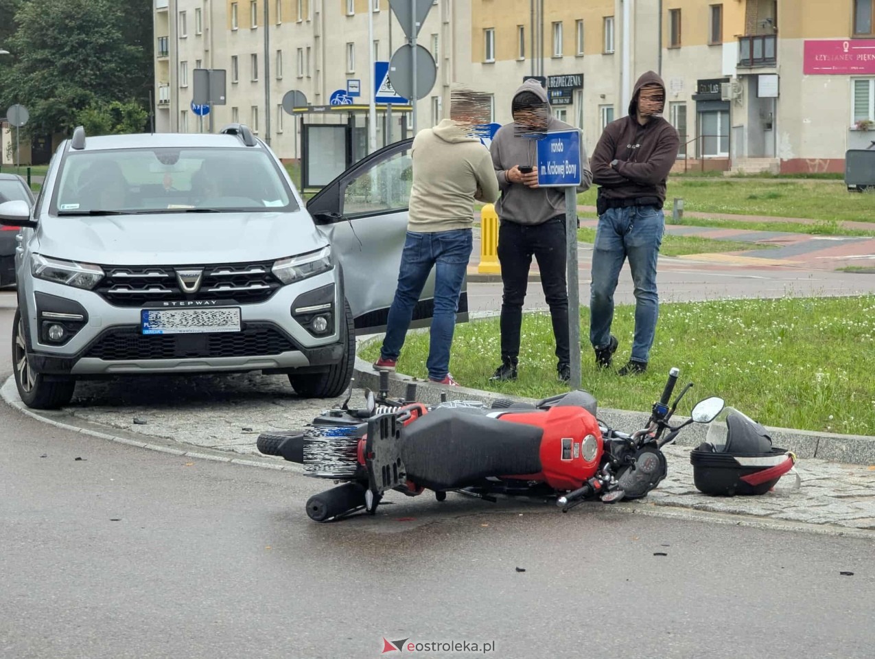 Wypadek na rondzie Królowej Bony w Ostrołęce [24.07.2025] - zdjęcie #6 - eOstroleka.pl