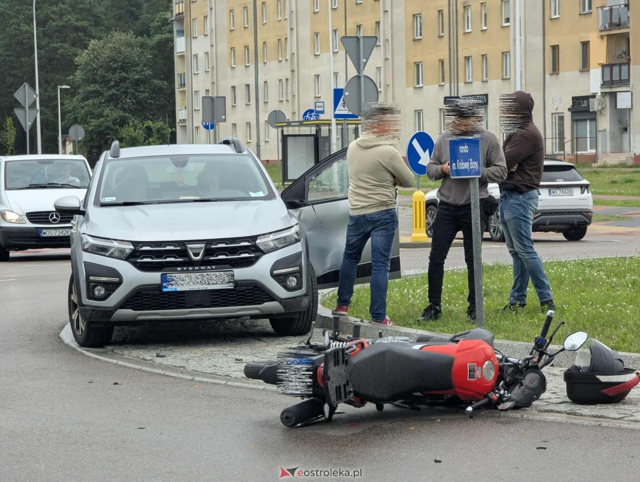 Wypadek na rondzie Królowej Bony w Ostrołęce [24.07.2025] - zdjęcie #4 - eOstroleka.pl