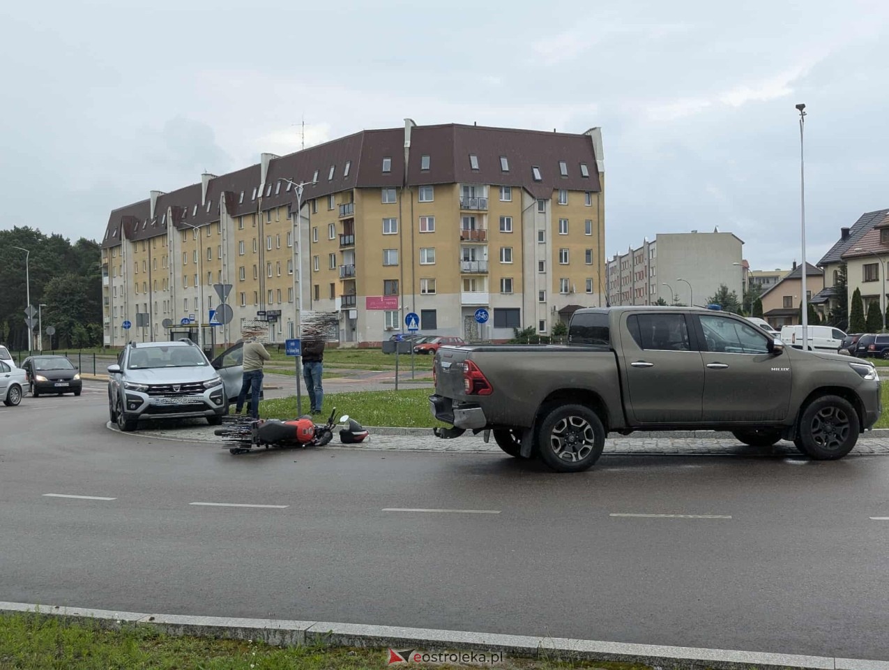 Wypadek na rondzie Królowej Bony w Ostrołęce [24.07.2025] - zdjęcie #3 - eOstroleka.pl