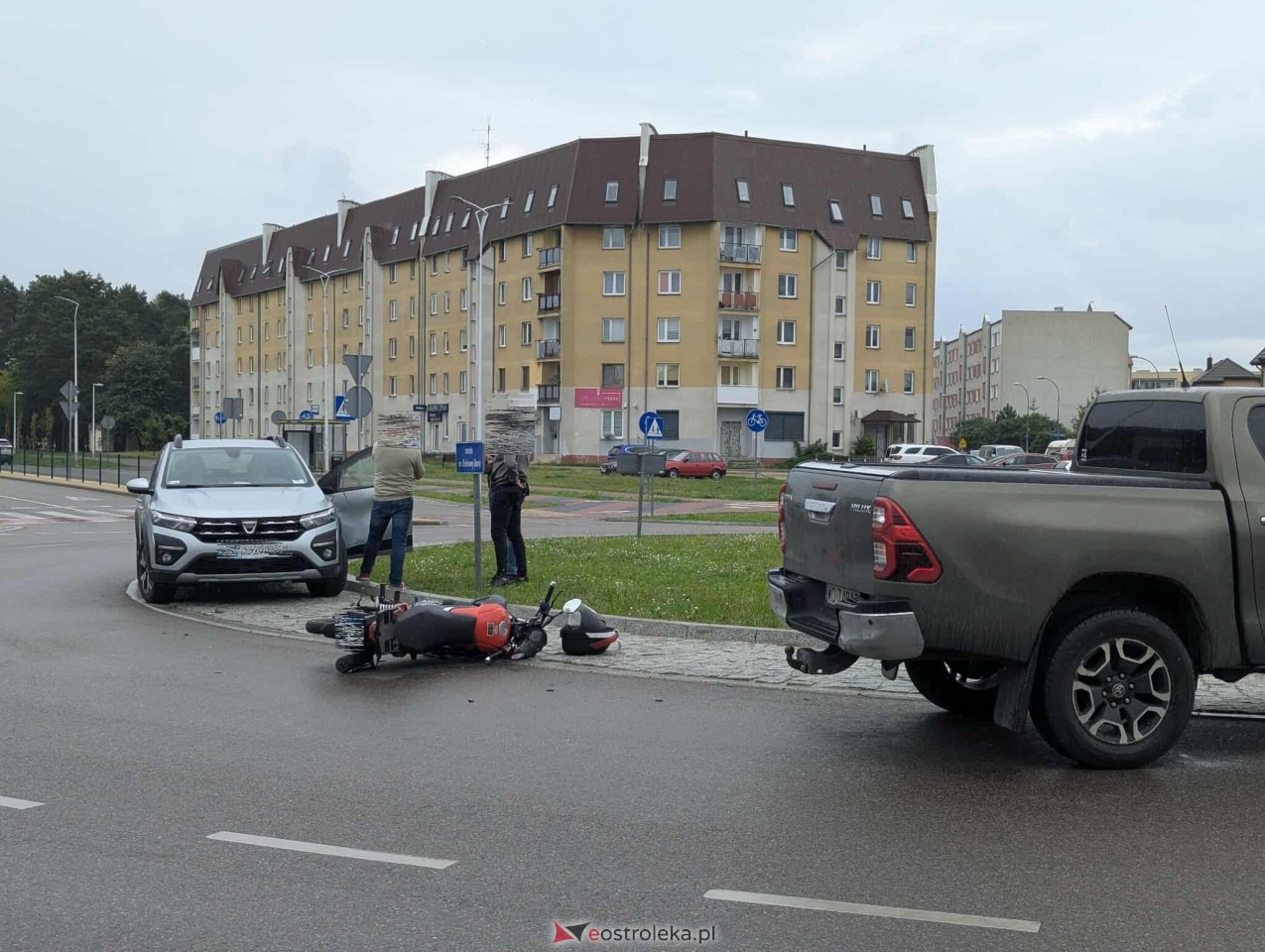 Wypadek na rondzie Królowej Bony w Ostrołęce [24.07.2025] - zdjęcie #2 - eOstroleka.pl