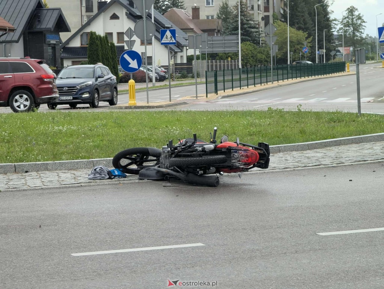 Wypadek na rondzie Królowej Bony w Ostrołęce [24.07.2025] - zdjęcie #1 - eOstroleka.pl