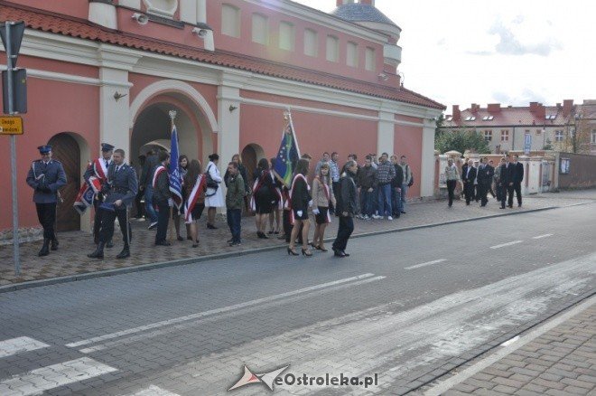 Uroczyste obchody 90 lecia Zespołu Szkół Zawodowych nr 1 w Ostrołęce (13.X.2011) - zdjęcie #52 - eOstroleka.pl