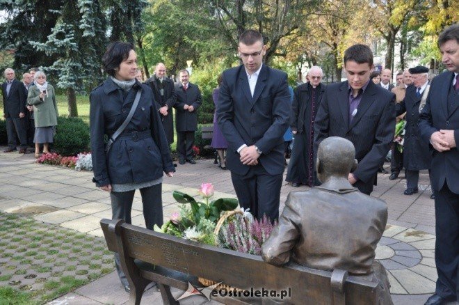 Uroczyste obchody 90 lecia Zespołu Szkół Zawodowych nr 1 w Ostrołęce (13.X.2011) - zdjęcie #48 - eOstroleka.pl