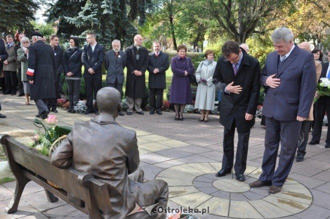 Uroczyste obchody 90 lecia Zespołu Szkół Zawodowych nr 1 w Ostrołęce (13.X.2011) - zdjęcie #44 - eOstroleka.pl