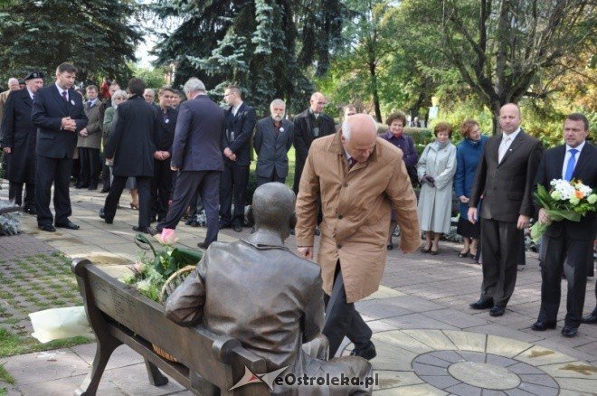Uroczyste obchody 90 lecia Zespołu Szkół Zawodowych nr 1 w Ostrołęce (13.X.2011) - zdjęcie #43 - eOstroleka.pl
