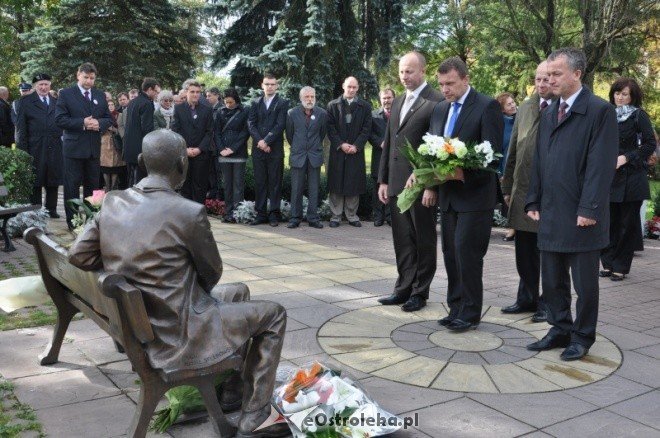 Uroczyste obchody 90 lecia Zespołu Szkół Zawodowych nr 1 w Ostrołęce (13.X.2011) - zdjęcie #42 - eOstroleka.pl
