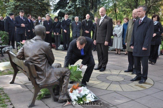 Uroczyste obchody 90 lecia Zespołu Szkół Zawodowych nr 1 w Ostrołęce (13.X.2011) - zdjęcie #41 - eOstroleka.pl