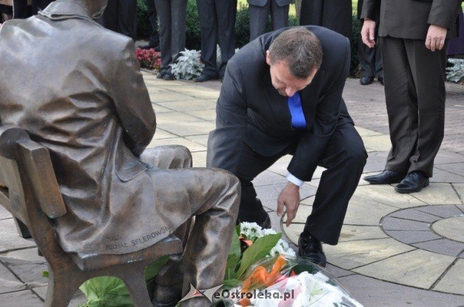 Uroczyste obchody 90 lecia Zespołu Szkół Zawodowych nr 1 w Ostrołęce (13.X.2011) - zdjęcie #40 - eOstroleka.pl