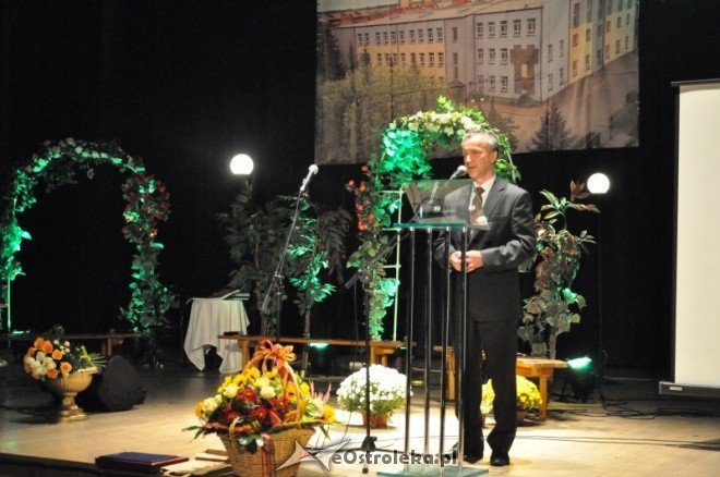 Uroczyste obchody 90 lecia Zespołu Szkół Zawodowych nr 1 w Ostrołęce (13.X.2011) - zdjęcie #11 - eOstroleka.pl