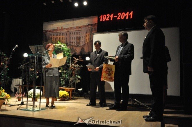 Uroczyste obchody 90 lecia Zespołu Szkół Zawodowych nr 1 w Ostrołęce (13.X.2011) - zdjęcie #3 - eOstroleka.pl