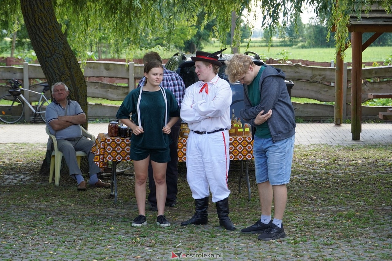 Brodowe Łąki: Warsztaty lepienia woskowych figur wotywnych, przejazd furmanką i wyścig czółen [2.08.2025] - zdjęcie #32 - eOstroleka.pl
