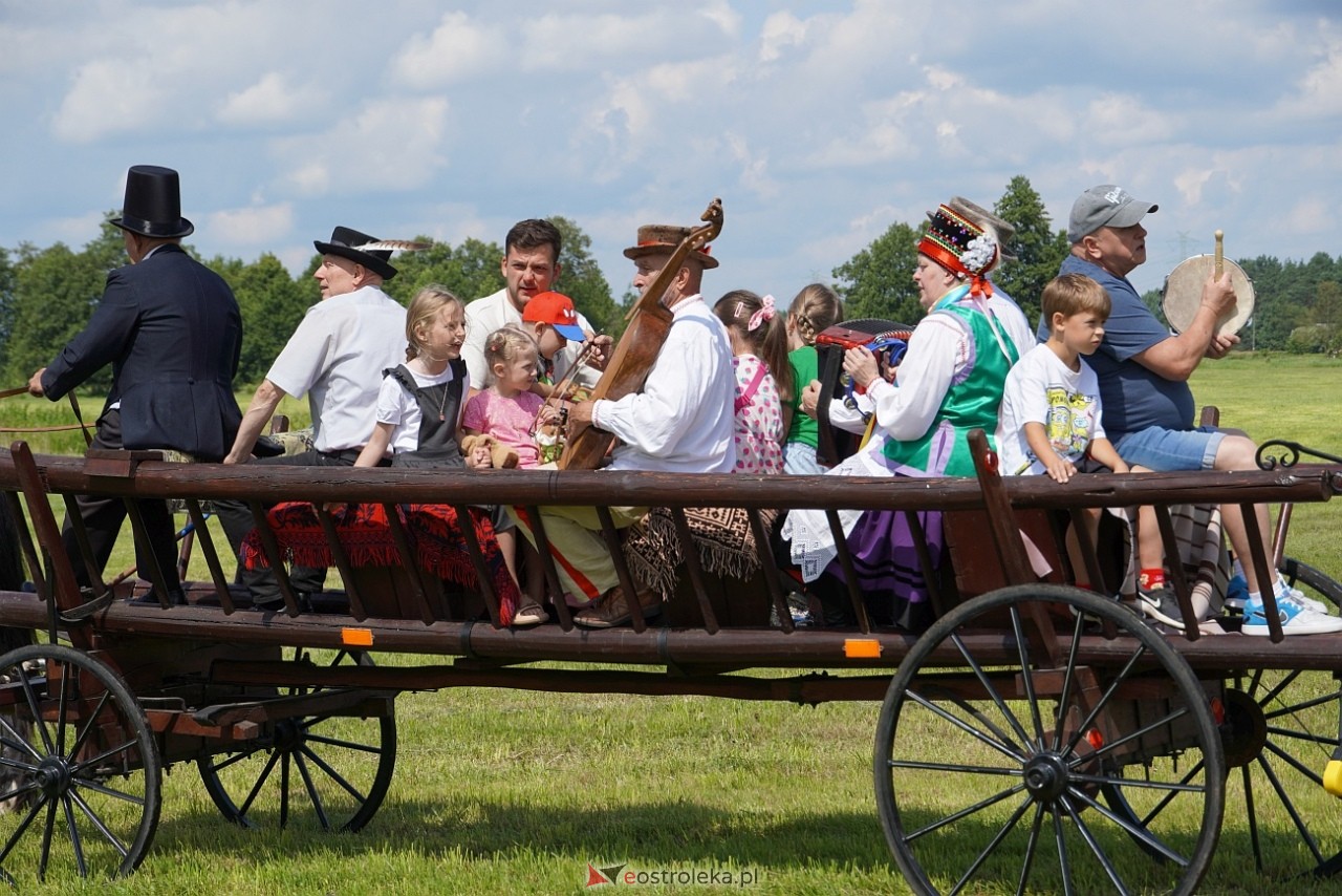 Brodowe Łąki: Warsztaty lepienia woskowych figur wotywnych, przejazd furmanką i wyścig czółen [2.08.2025] - zdjęcie #22 - eOstroleka.pl