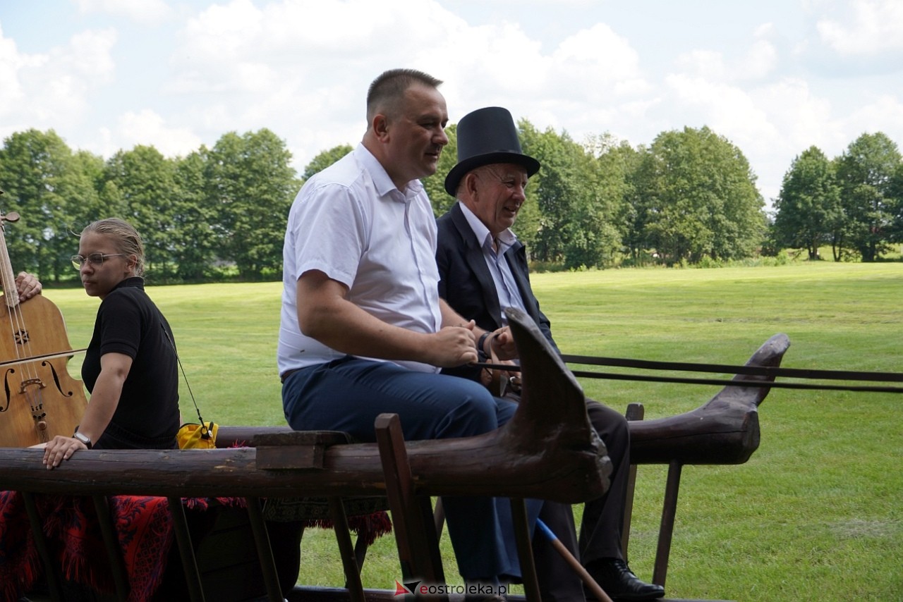 Brodowe Łąki: Warsztaty lepienia woskowych figur wotywnych, przejazd furmanką i wyścig czółen [2.08.2025] - zdjęcie #15 - eOstroleka.pl