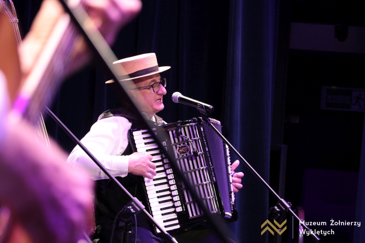 Koncert Kapeli Warszawskiej w Muzeum Żołnierzy Wyklętych [03.08.2025] - zdjęcie #13 - eOstroleka.pl